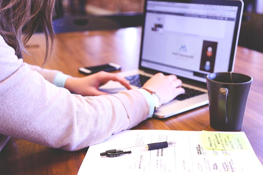 Person using email templates